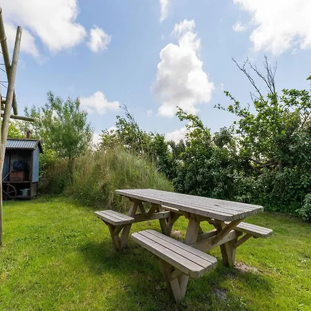 Quaint Bungalow In With Garden *