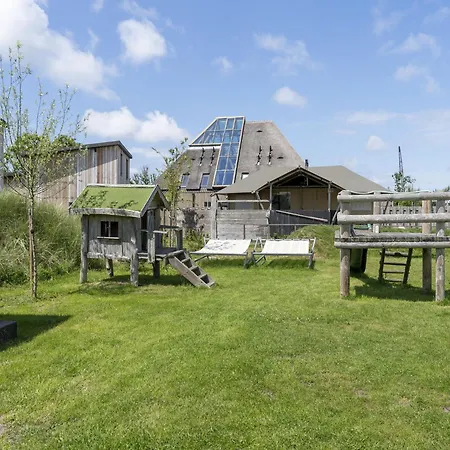 Quaint Bungalow In With Garden *