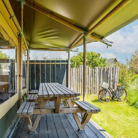 Сasa de vacaciones Quaint Bungalow In With Garden *
