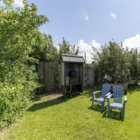 Quaint Bungalow In With Garden *