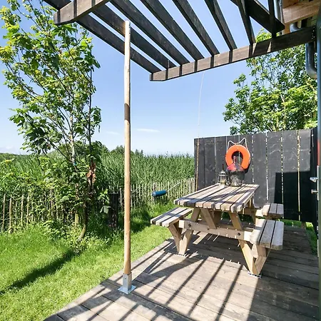 Сasa de vacaciones Quaint Bungalow In With Garden